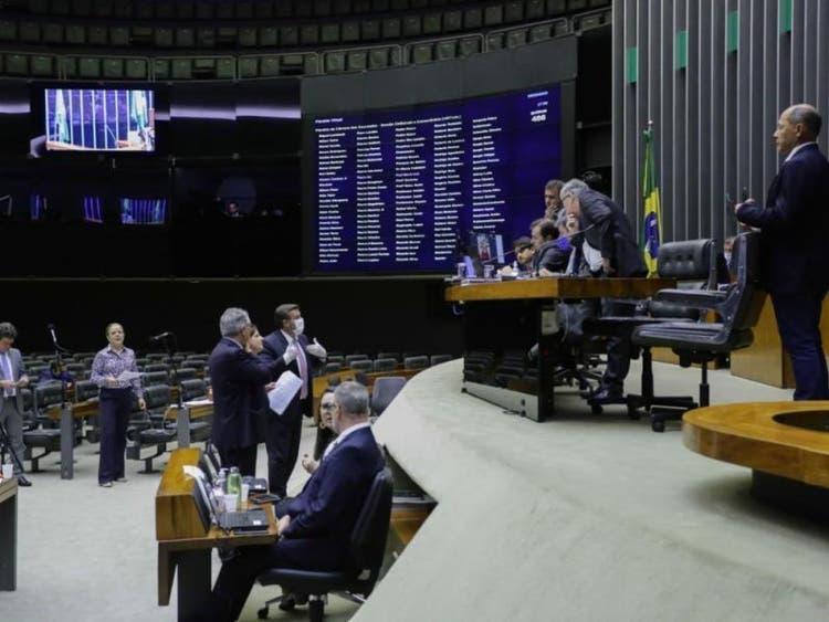 Coronavírus: Câmara aprova ajuda de R$ 600 a informais, e mãe chefe de família receberá R$ 1.200 