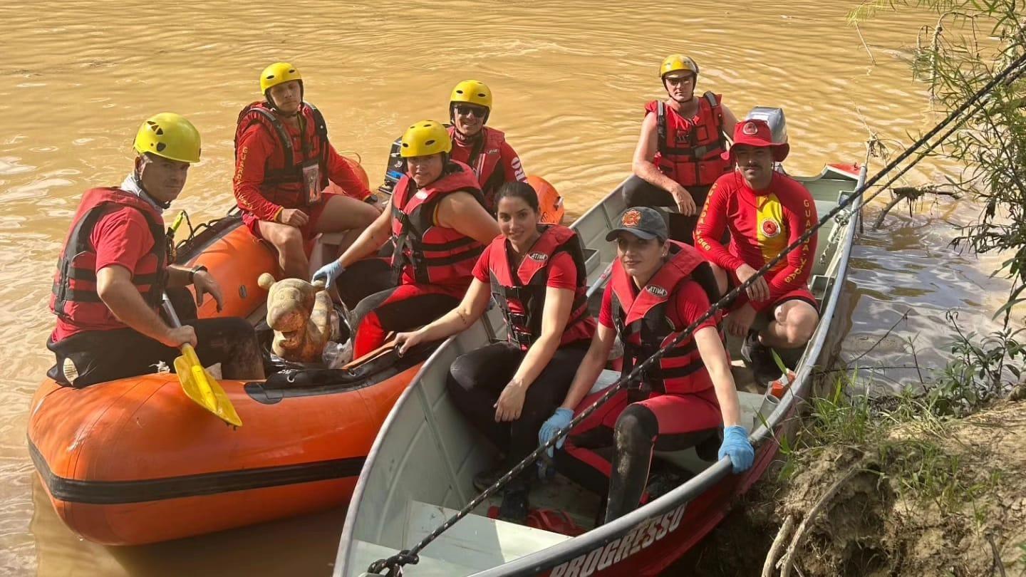 Corpo de Bombeiros e Defesa Civil realizam limpeza do Rio Itajaí-açu