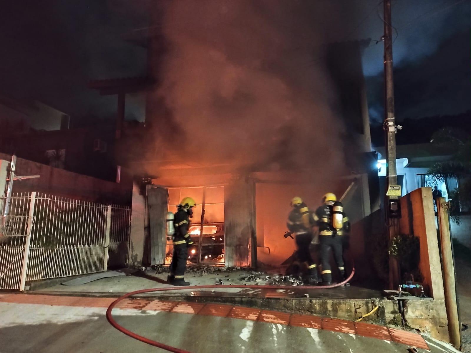 Corpo de Bombeiros atende primeira ocorrência de incêndio em veículo elétrico