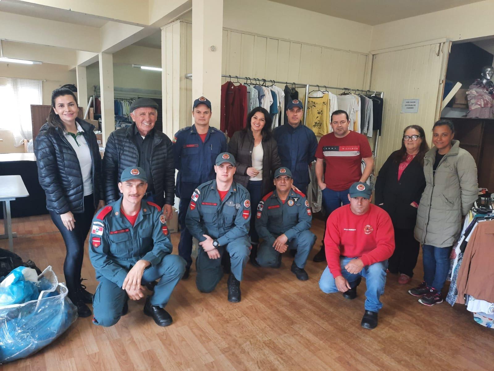 Corpo de Bombeiros realiza entrega de roupas ao Lar da Solidariedade em Ituporanga