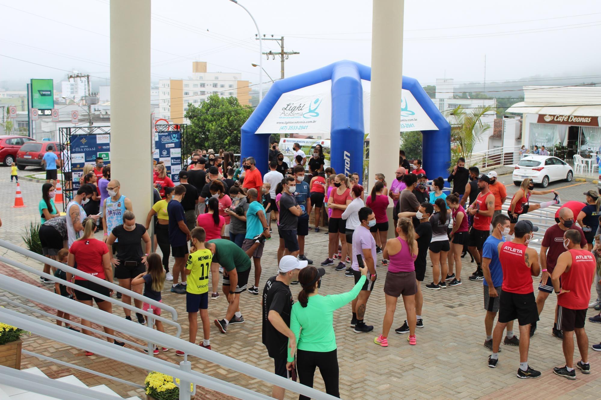 Corrida e Caminhada pela Vida reúne mais de 200 atletas e arrecada mais de uma tonelada de alimentos