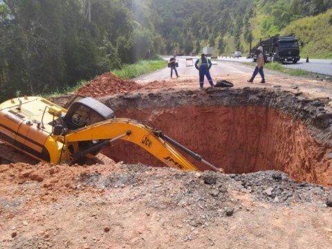 Cratera gigante prejudica o trânsito na BR-470 