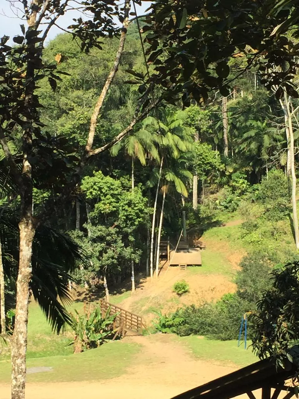 Criança fica ferida após cair de altura de 6 metros em tirolesa dentro de hotel fazenda