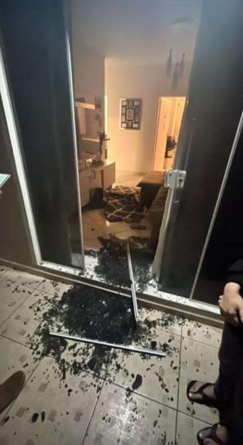 Criminosos invadem casa, ameaçam família e fogem com veículos durante assalto