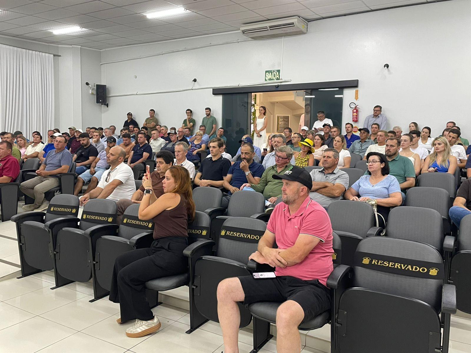 Crise da cebola mobiliza agricultores e autoridades em assembleia da Aprocesc em Ituporanga
