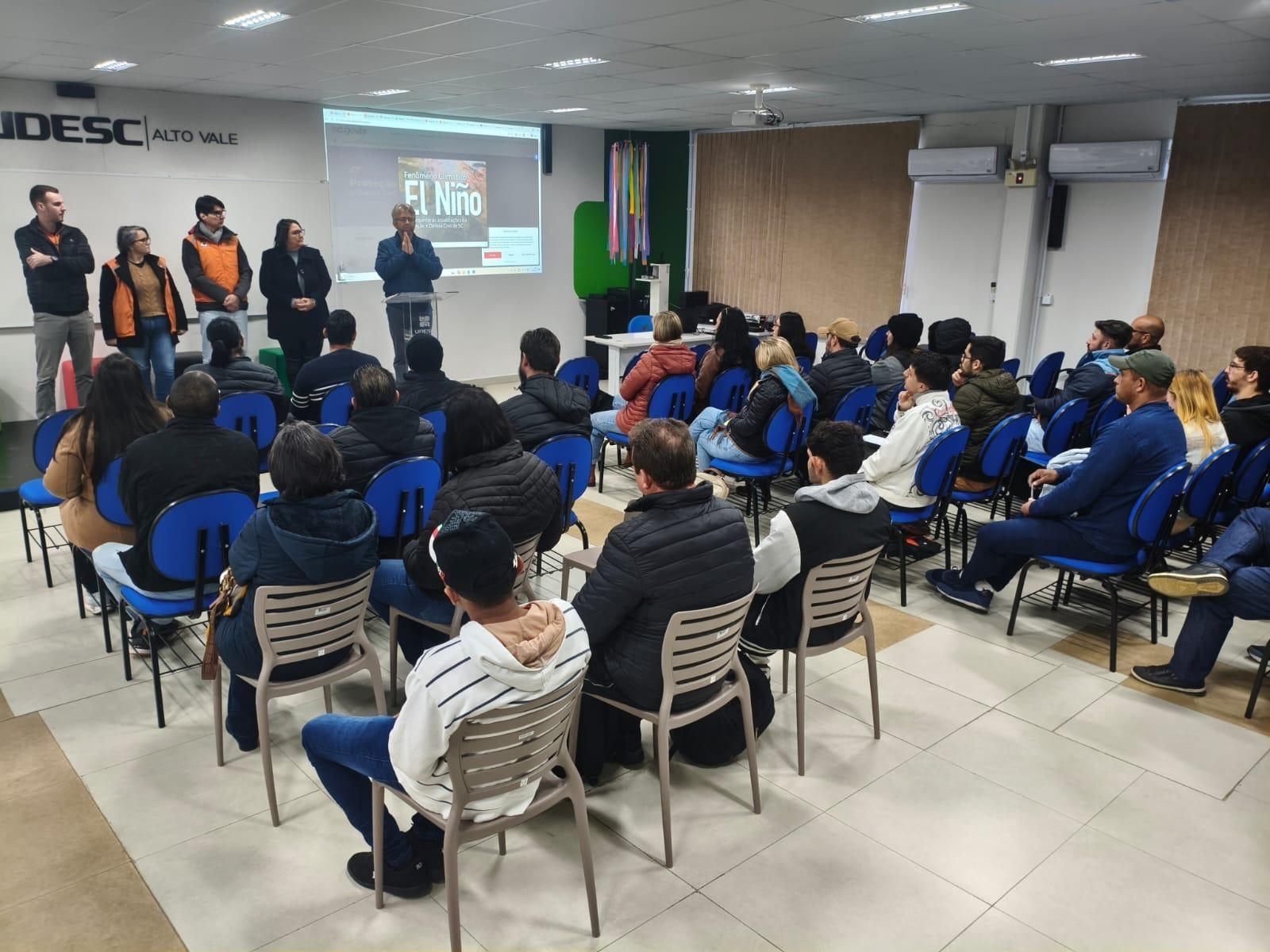 Curso de voluntários da Defesa Civil inicia com 100 participantes na Udesc Alto Vale 