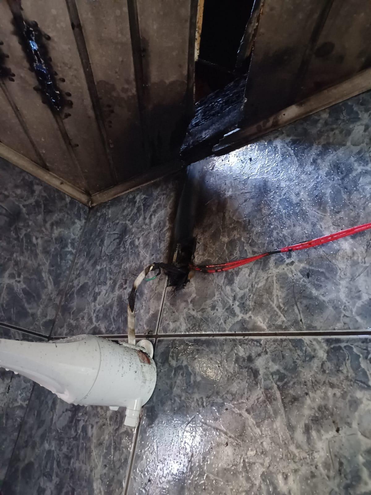 Curto circuito em chuveiro causa princípio de incêndio em residência de Ituporanga