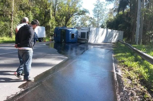 Caminhão frigorífico tomba e bloqueia pista na BR-470 em Ibirama, no Alto Vale