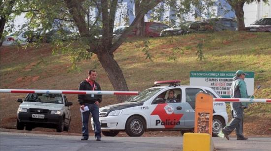 Assaltantes fazem 200 reféns e levam R$ 80 milhões em eletrônicos