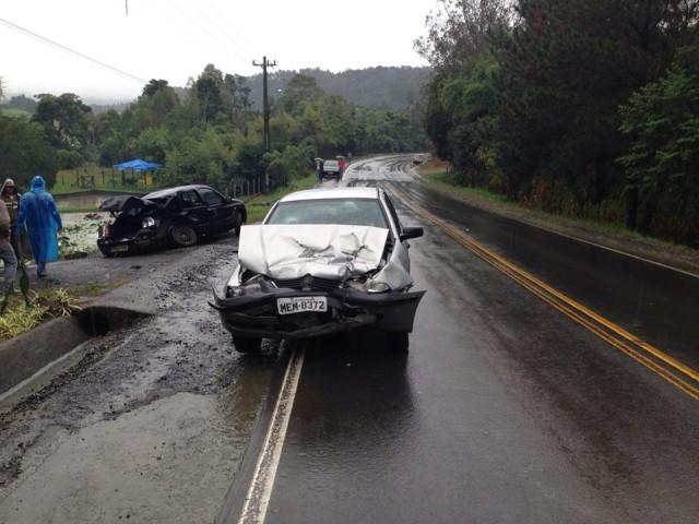 Roda se solta de carro e provoca acidente em Ituporanga 