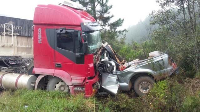 Grave acidente envolve caminhão e caminhonete na BR-470