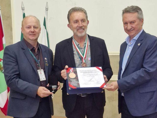 Daniel Schmidt recebe Medalha Alice Petrelli após 40 anos dedicados à Epagri