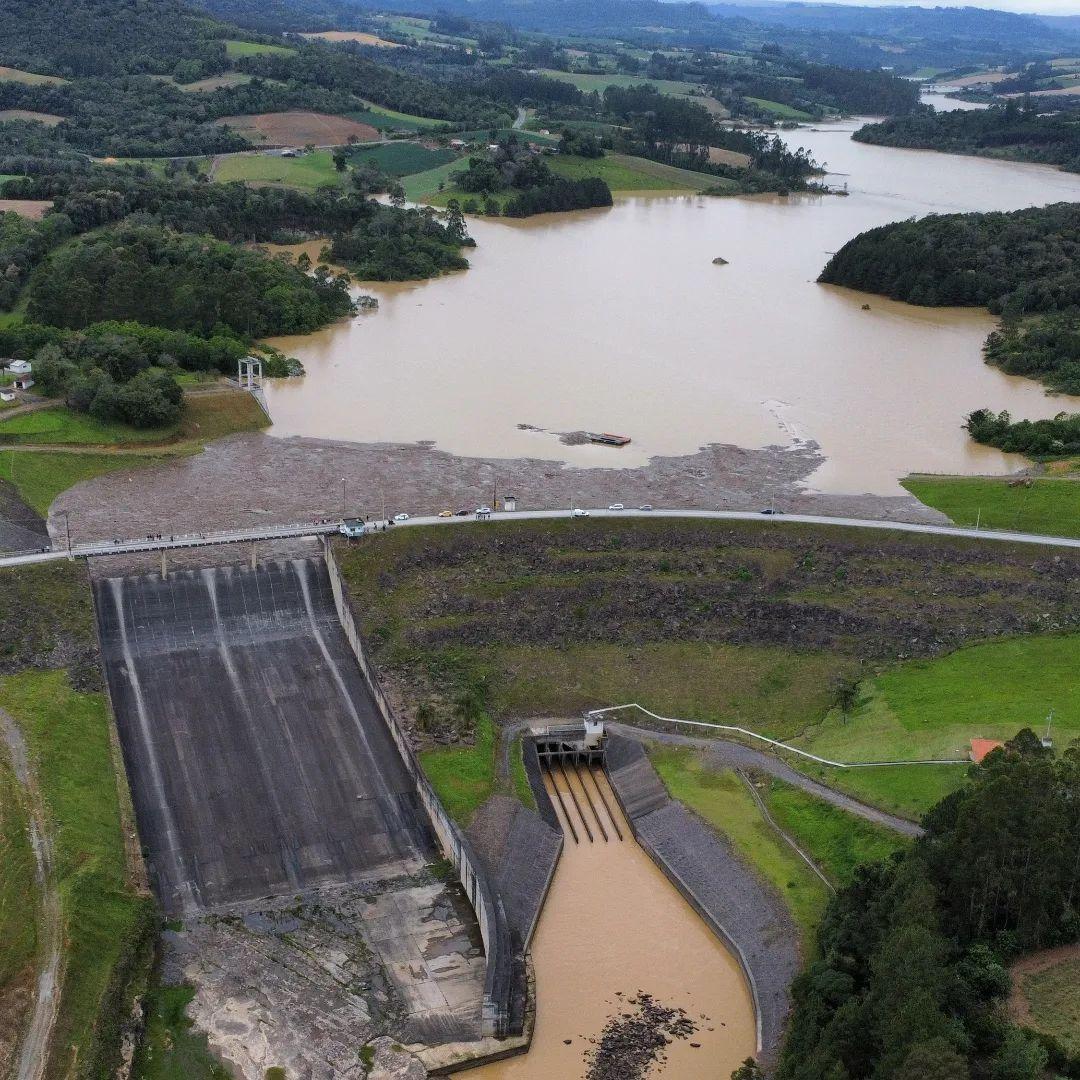 Das cinco comportas da Barragem Sul em Ituporanga apenas uma esta aberta