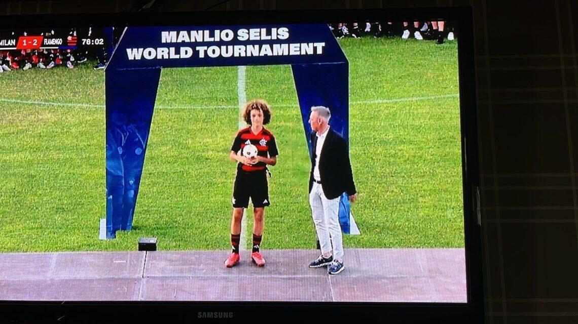 Davi Oliveira Rodrigues recebe prêmio de melhor jogador do Mundial Sub-14 na Itália