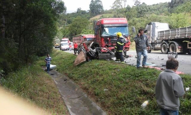 BR470: Colisão frontal envolvendo carro e caminhão mata uma pessoa em Pouso Redondo