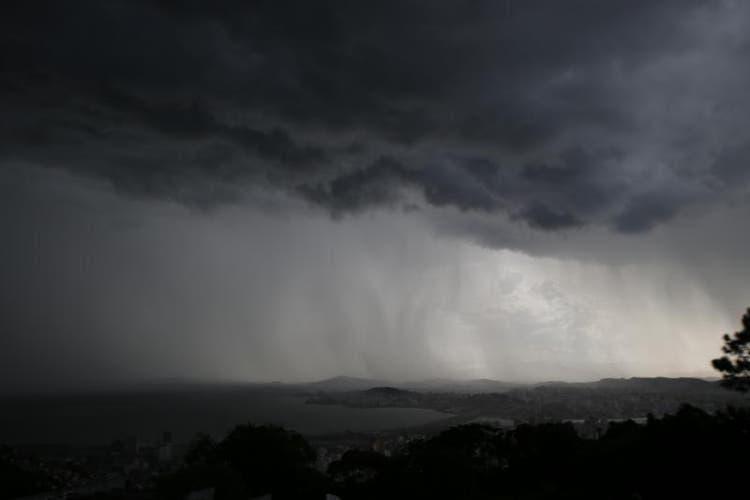 Defesa Civil emite alerta de chuva volumosa em SC para o final de semana