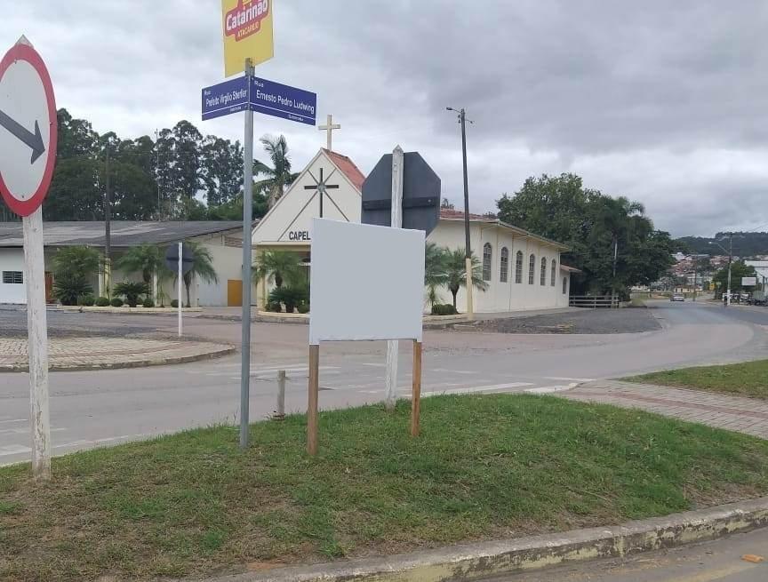 Demutran deve fiscalizar colocação de placas publicitárias e utilização da via pública por revendas de automóveis em Ituporanga