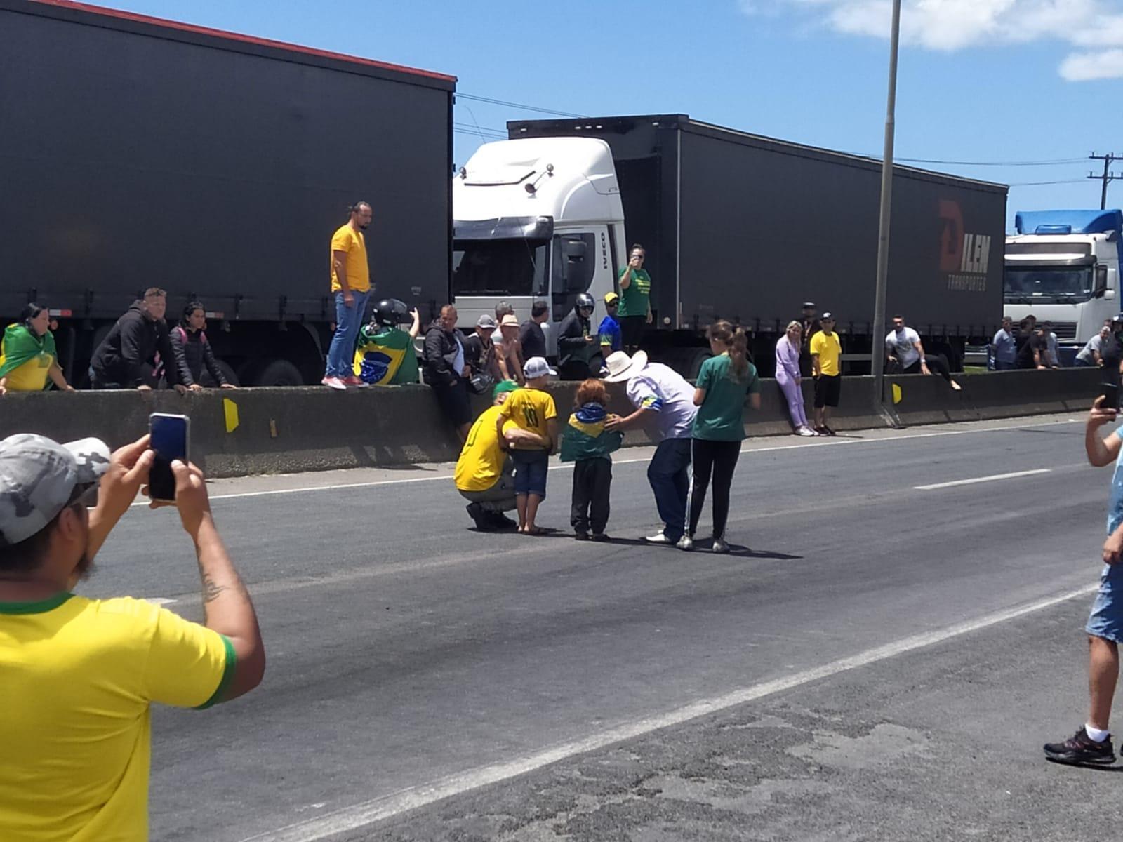 Depois de duas horas de trabalho, Batalhão de Choque da PRF desbloqueia trecho da BR-101 em Itajaí