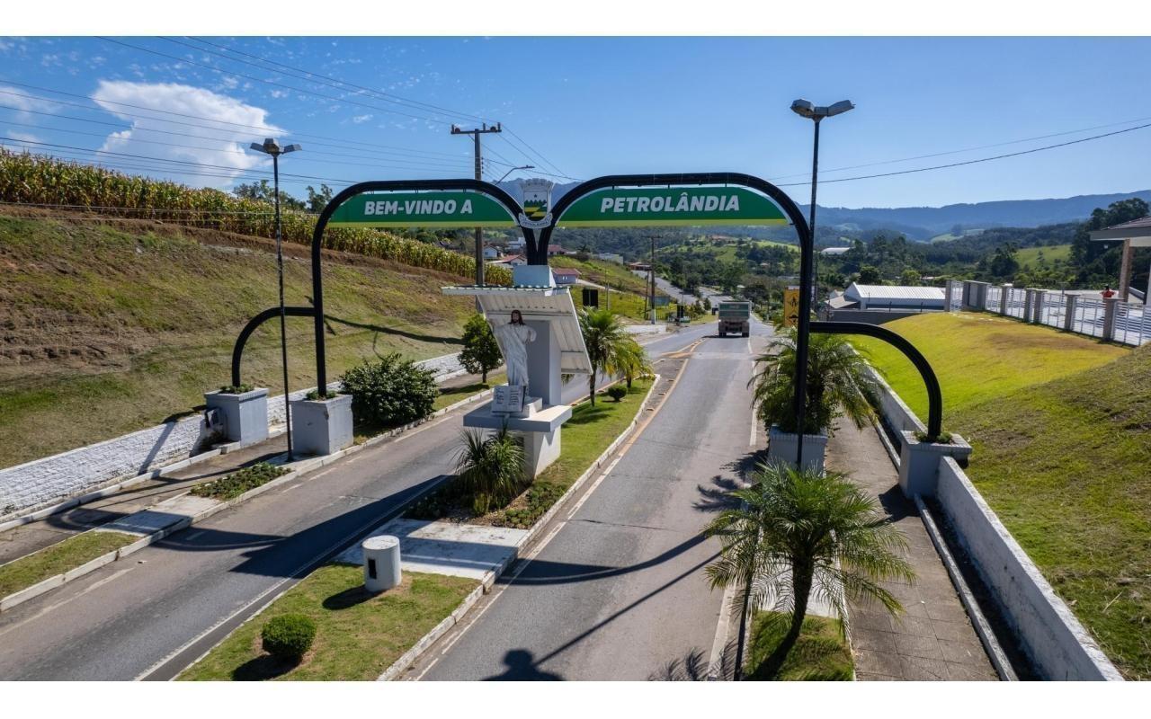 Deputado anuncia que governo deve lançar programa que contempla construção de barragem em Petrolândia