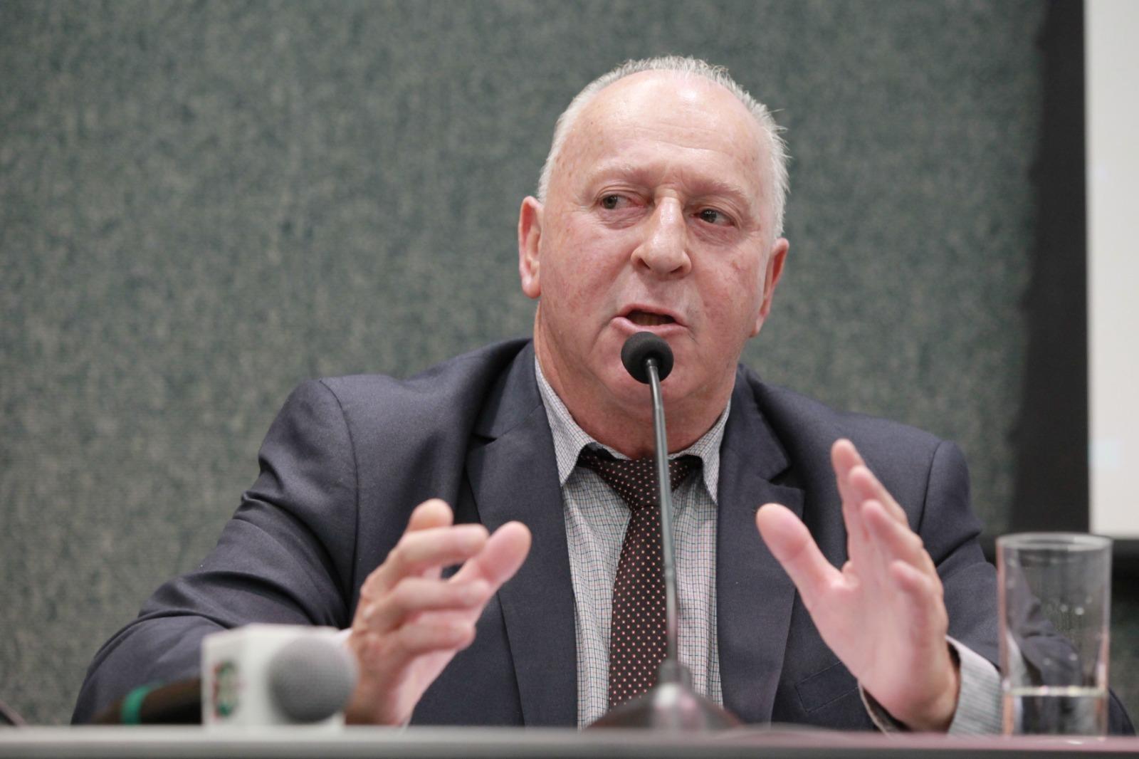 Deputado Oscar Gutz é contra projeto que proíbe a plantação de pinus