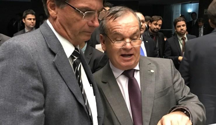 Deputado Peninha diz que decreto de Bolsonaro que pode liberar posse de arma não prejudica tramitação do projeto que revoga o Estatuto do Desarmamento