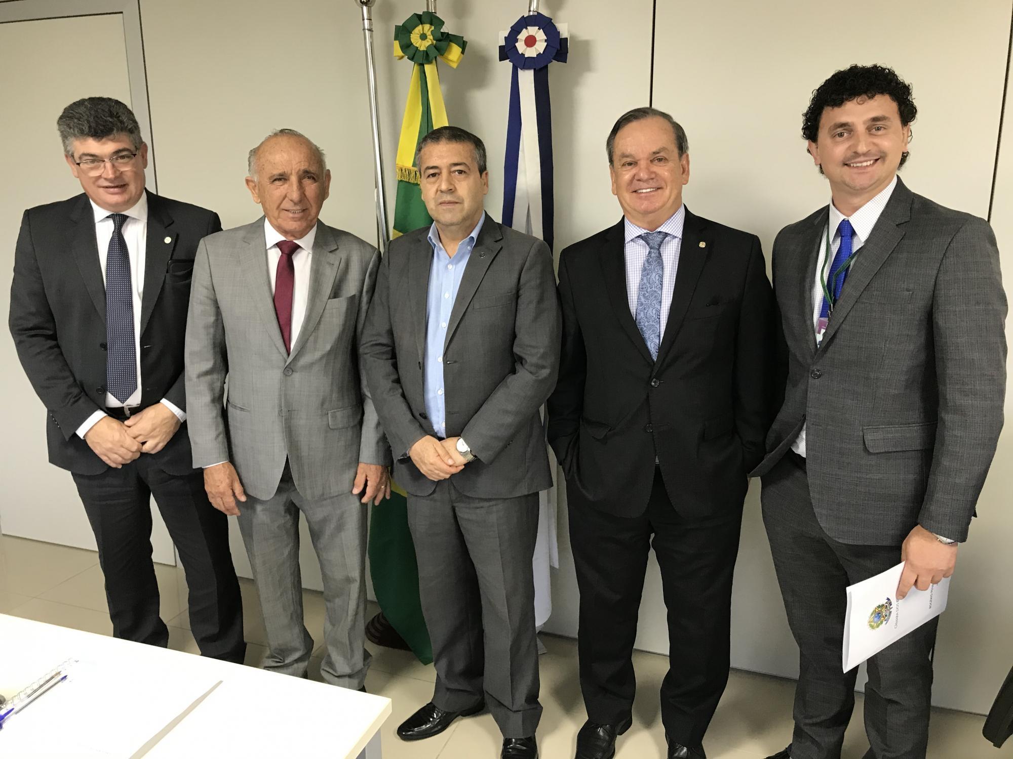 Deputado Peninha viabiliza caminhões de lixo para três municípios catarinenses 
