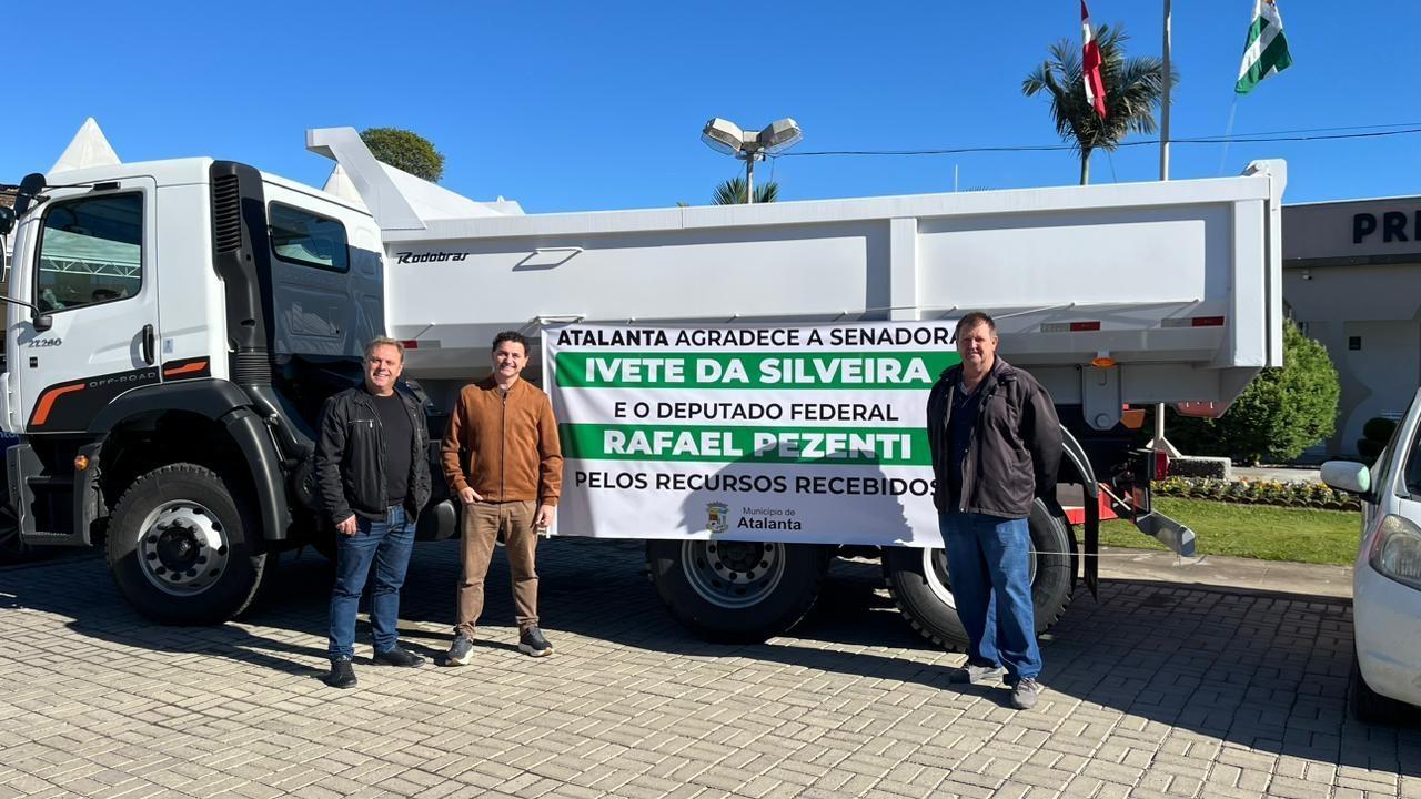 Deputado Rafael Pezenti prestigia transmissão de cargo e oficializa entrega de novos recursos para Atalanta