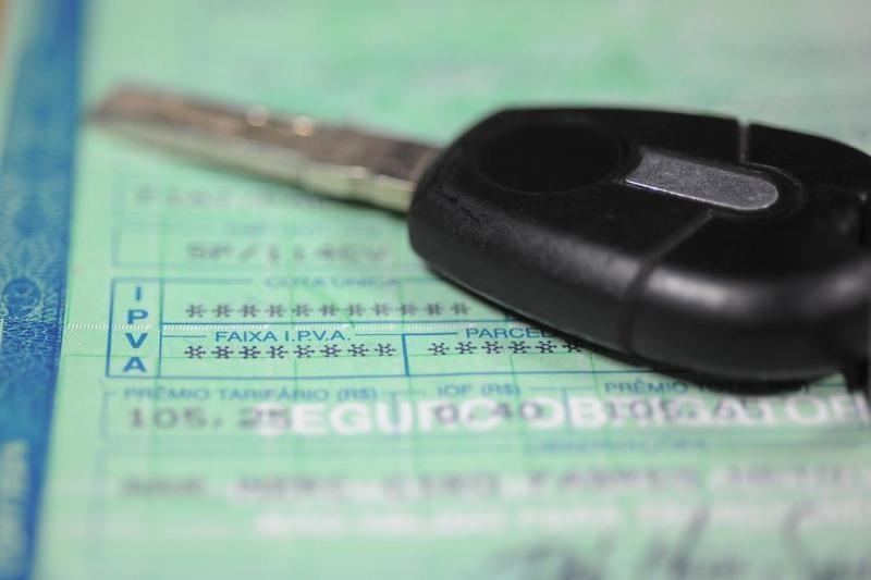 Deputados de SC aprovam lei que proíbe recolhimento de carros com IPVA atrasado