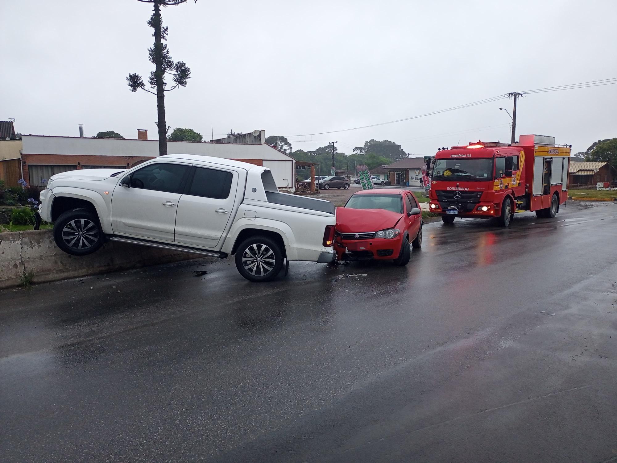Derramamento de óleo causa duas colisões na BR-282 em Bom Retiro