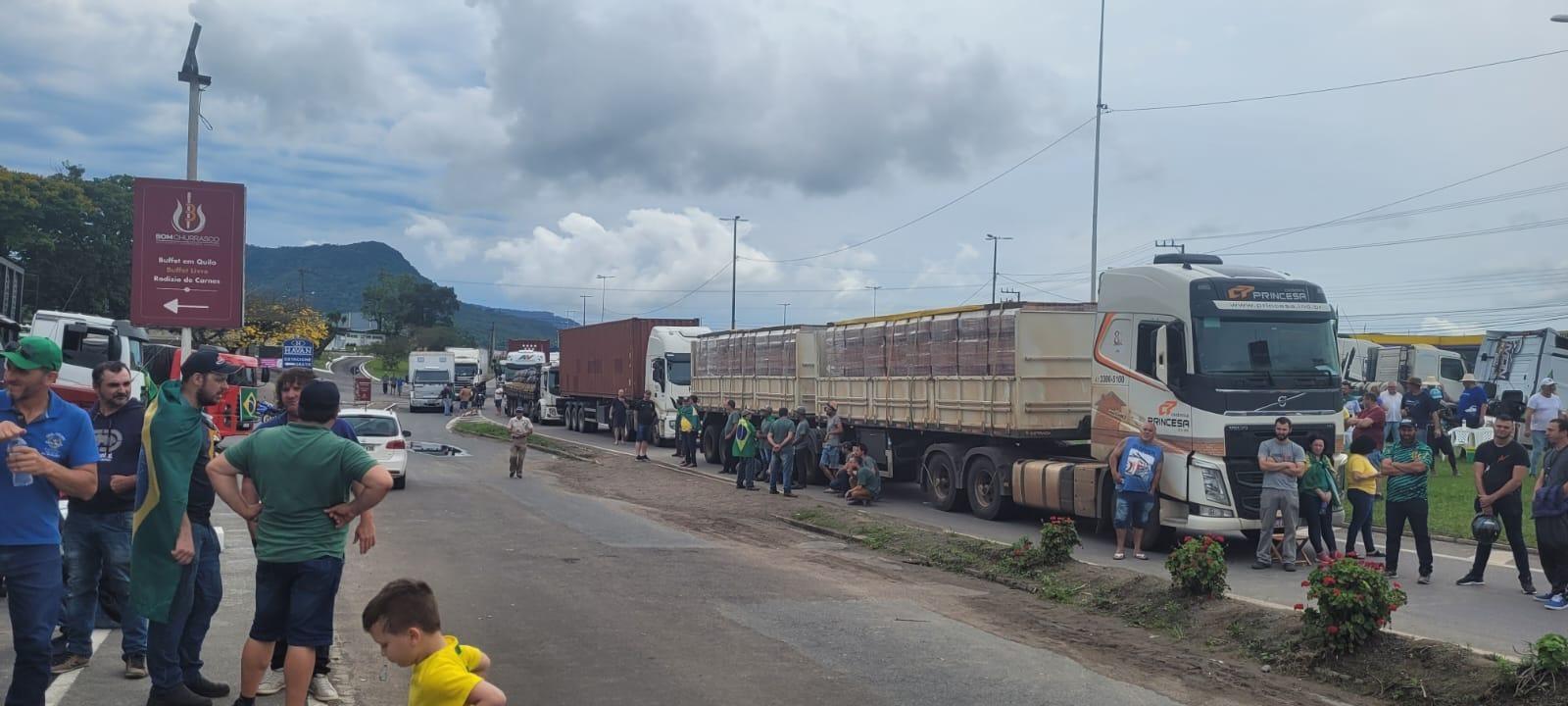 Desde a noite deste domingo (30), manifestantes se concentram no trevo principal de Rio do Sul