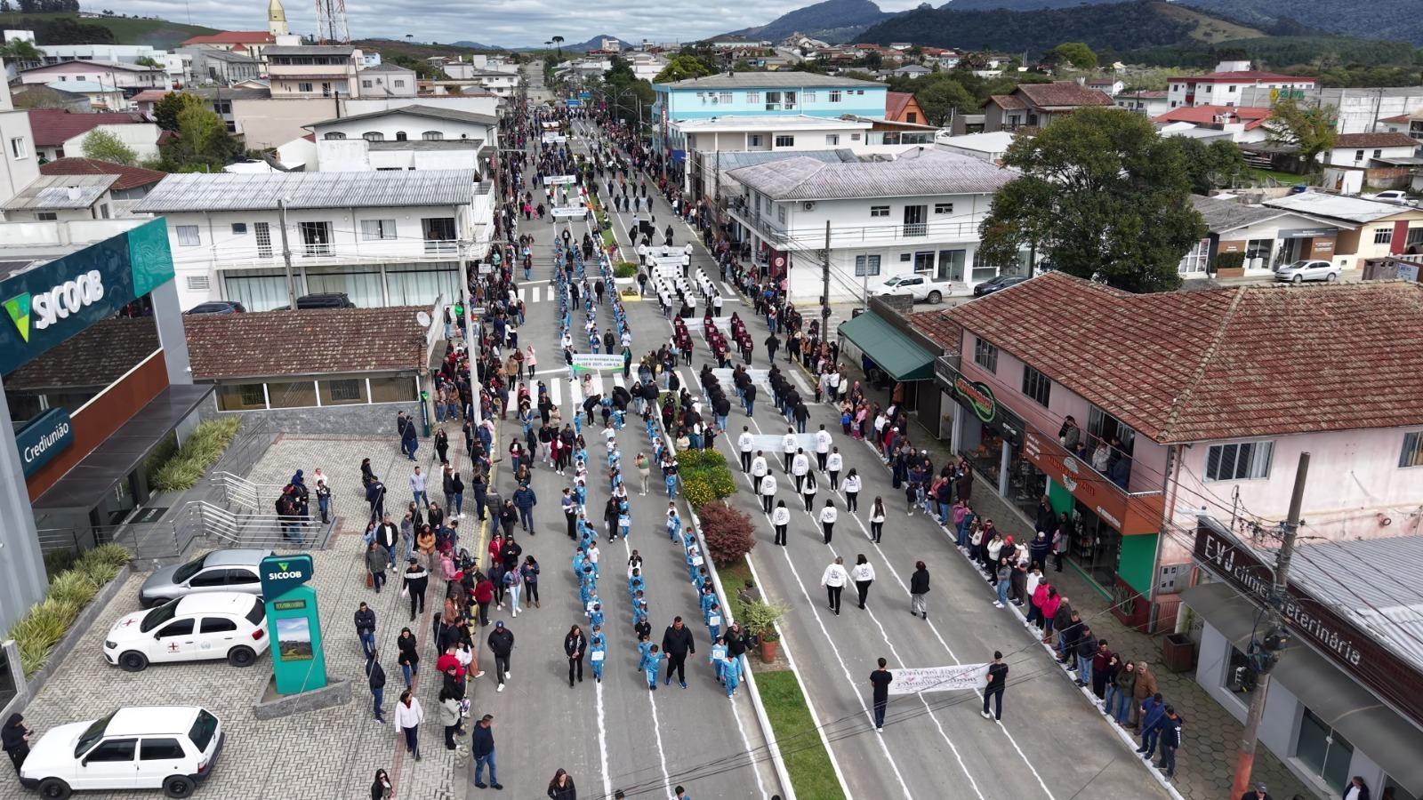 Desfile Cívico de 7 de Setembro reuniu escolas e entidades em Bom Retiro