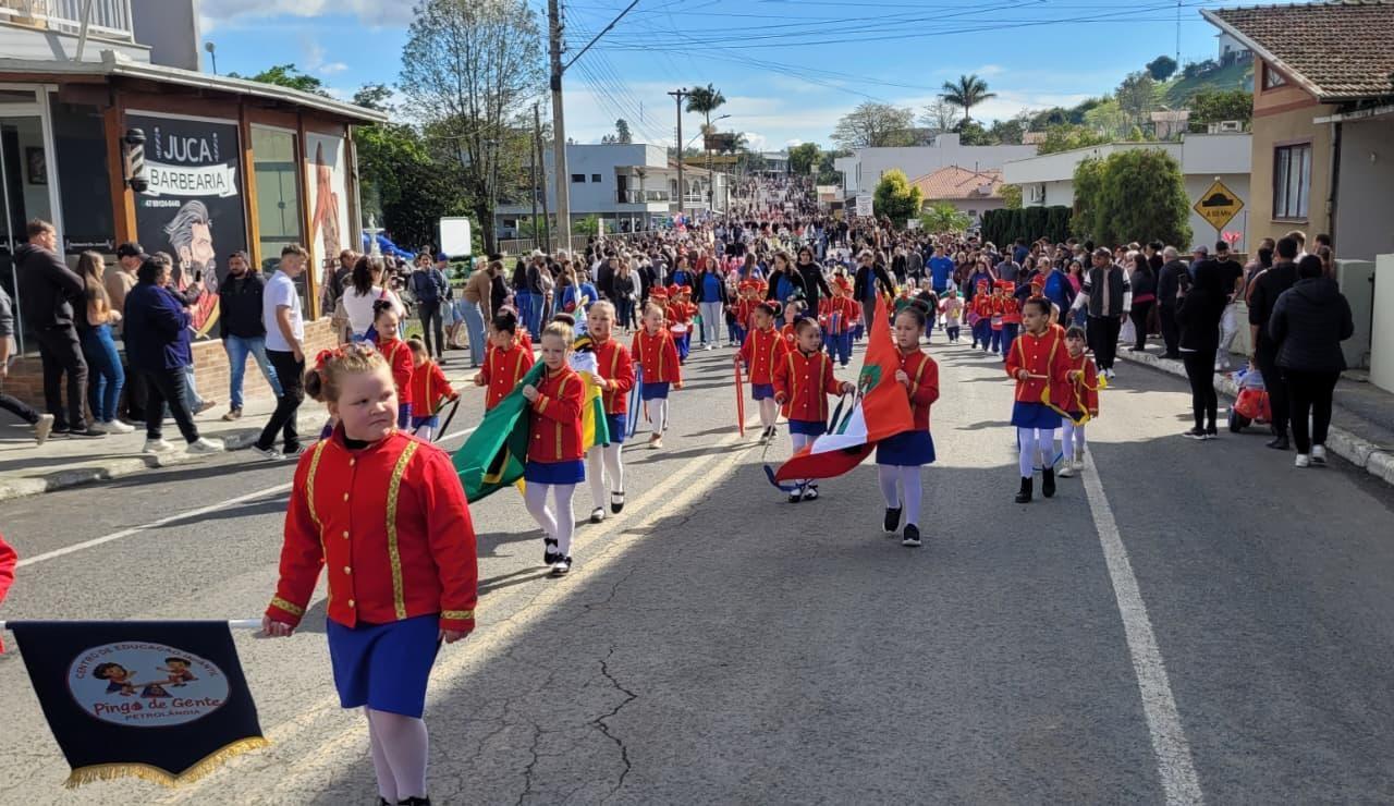 Desfile Cívico em Petrolândia valoriza história do município e fanfarras locais