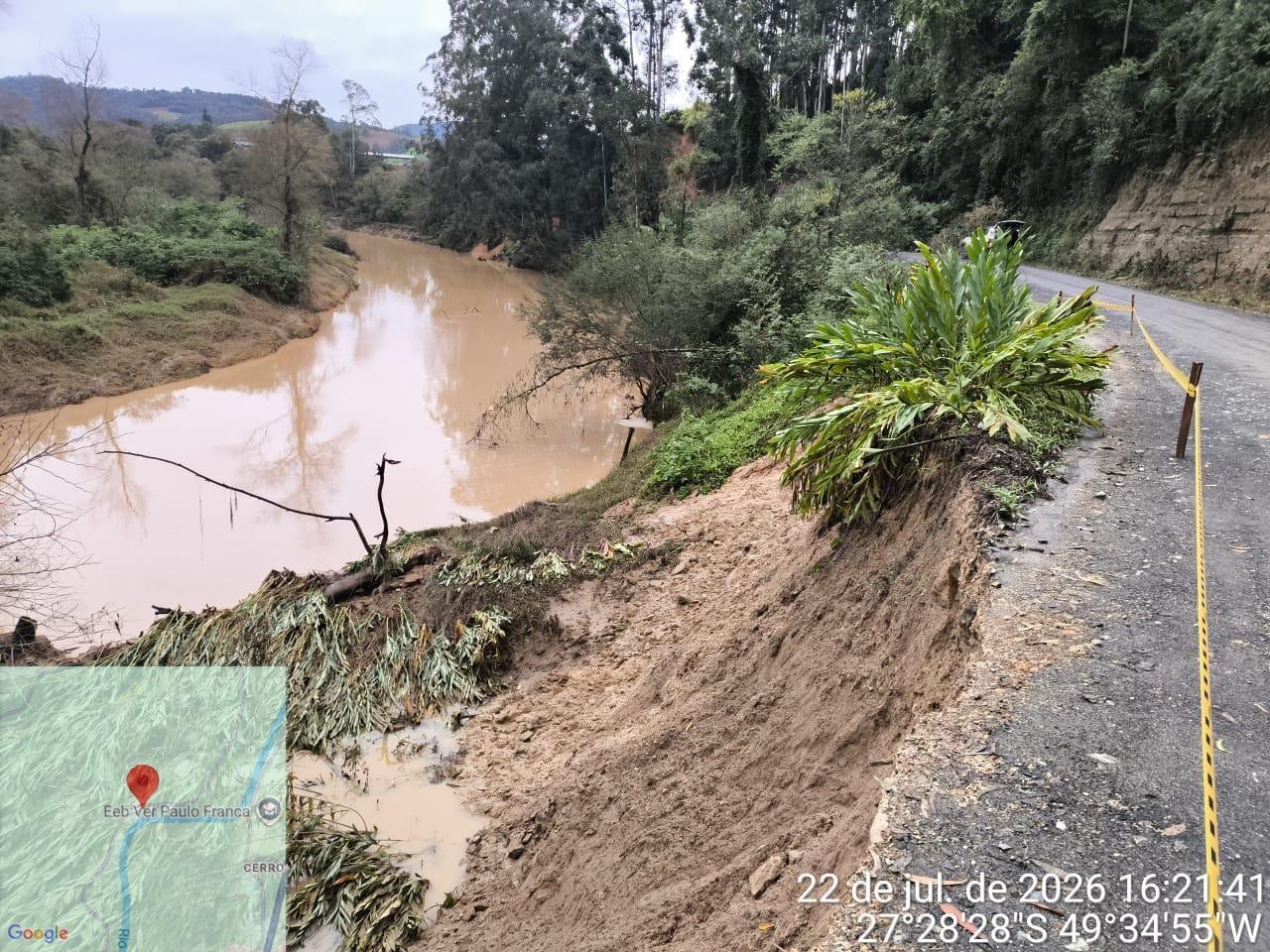 Deslizamento compromete parte de estrada no Cerro Negro em Ituporanga