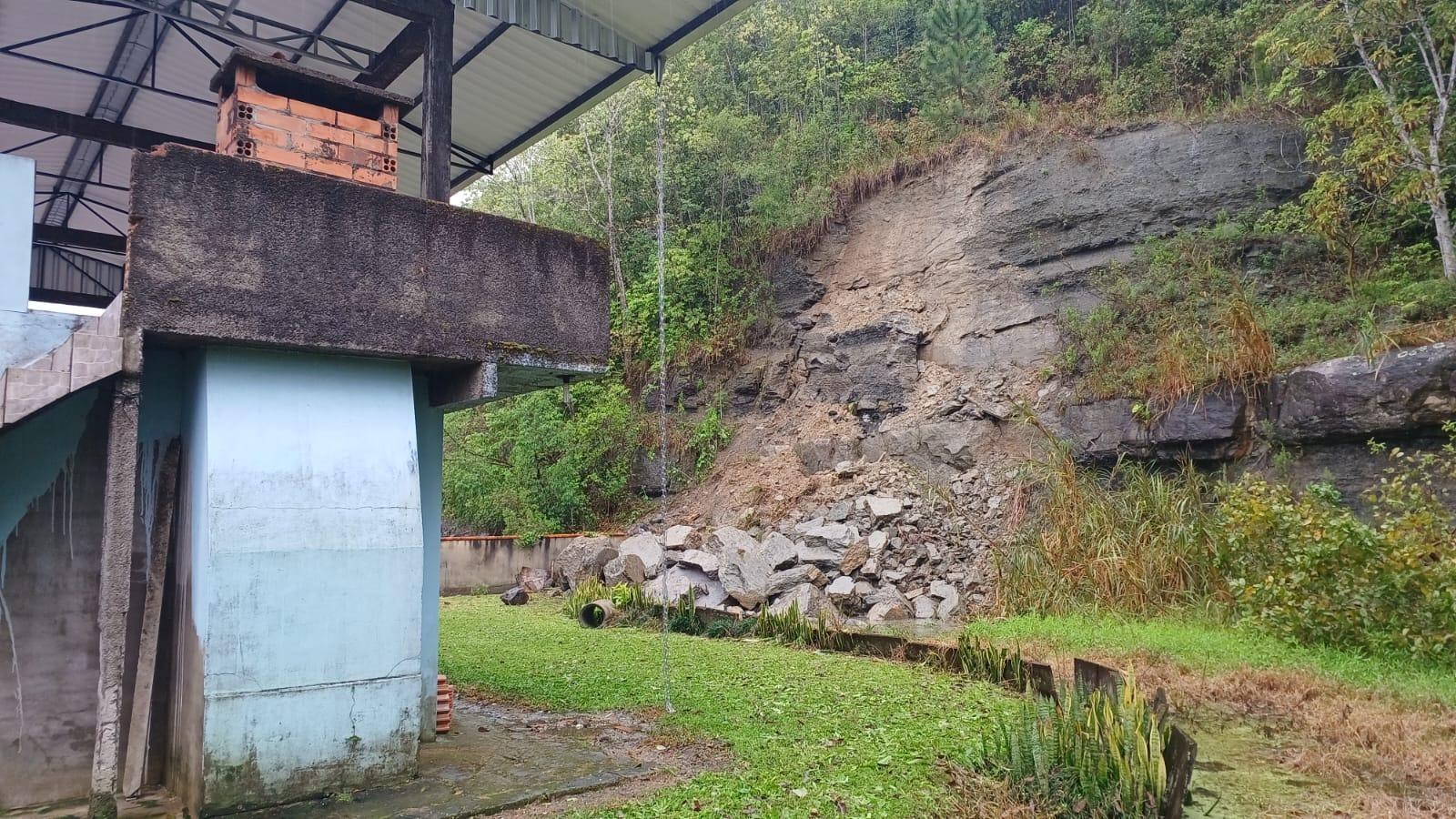 Deslizamento de encosta mobiliza Bombeiros e Defesa Civil em Braço do Trombudo