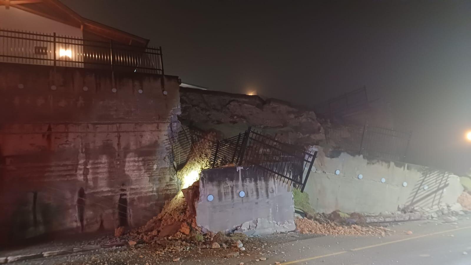 Deslizamento derruba muro e bloqueia passagem de veículos em Taió