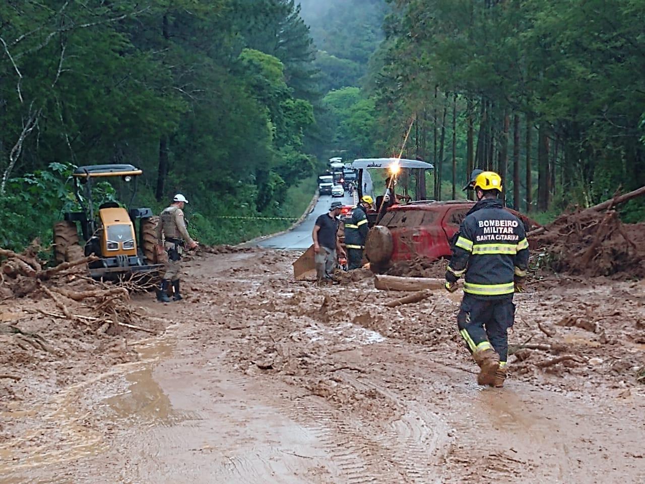 Deslizamento interdita rodovia e cobre carros de lama entre Ituporanga e Alfredo Wagner