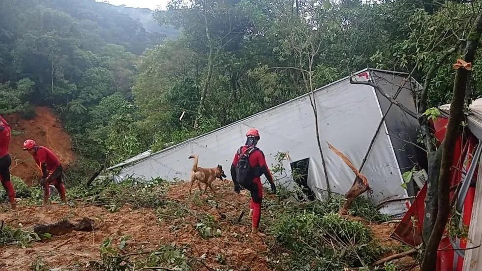Deslizamento na BR-376: Equipes retiram 7 mil metros cúbicos de terra e diminuem estimativa do número de vítimas