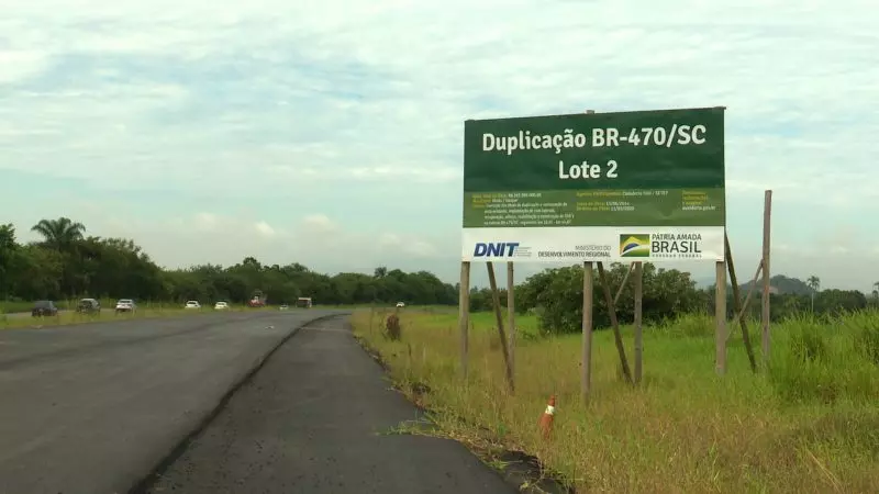 Detonação de rochas interrompe o trânsito na BR-470