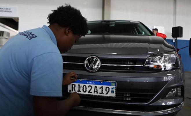Detran-SC diz que não vai cumprir prazo para adoção de novas placas
