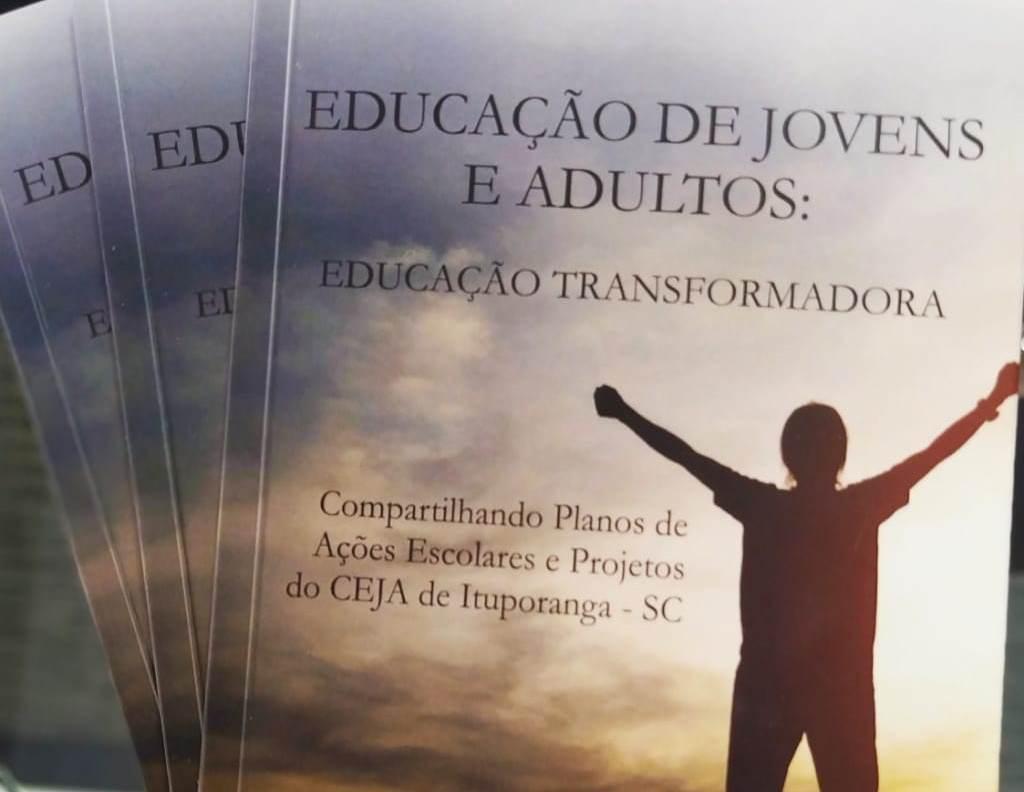 Dia do Professor: Diretora do Ceja de Ituporanga lança livro sobre educação de jovens e adultos