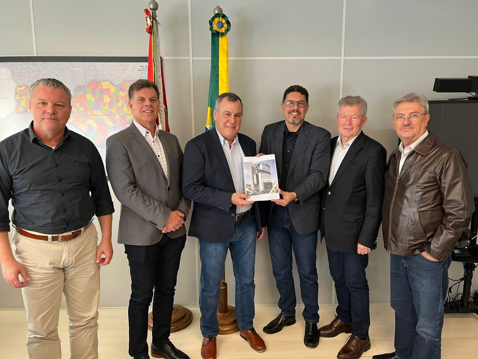 Direção da Fusavi entrega projeto de edificação do Hospital Regional de Rio do Sul