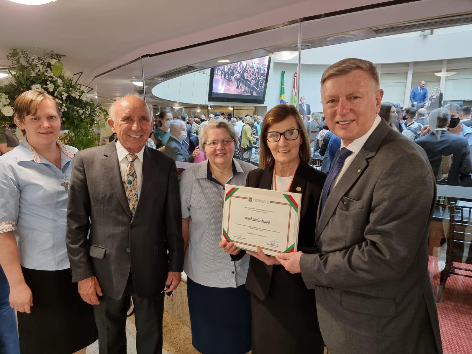 Diretora do Hospital Bom Jesus recebe homenagem na Alesc