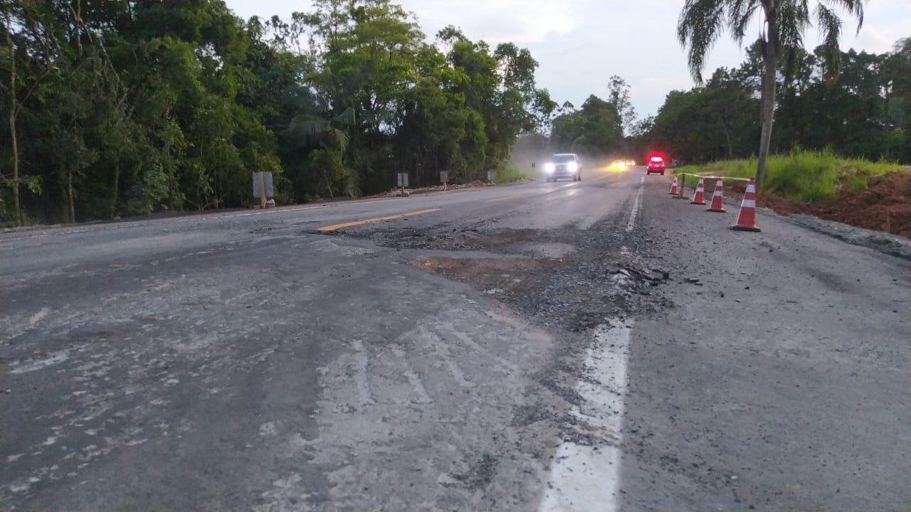 DNIT volta a realizar reparos no KM 75 da BR-470 em Indaial, trânsito segue lento