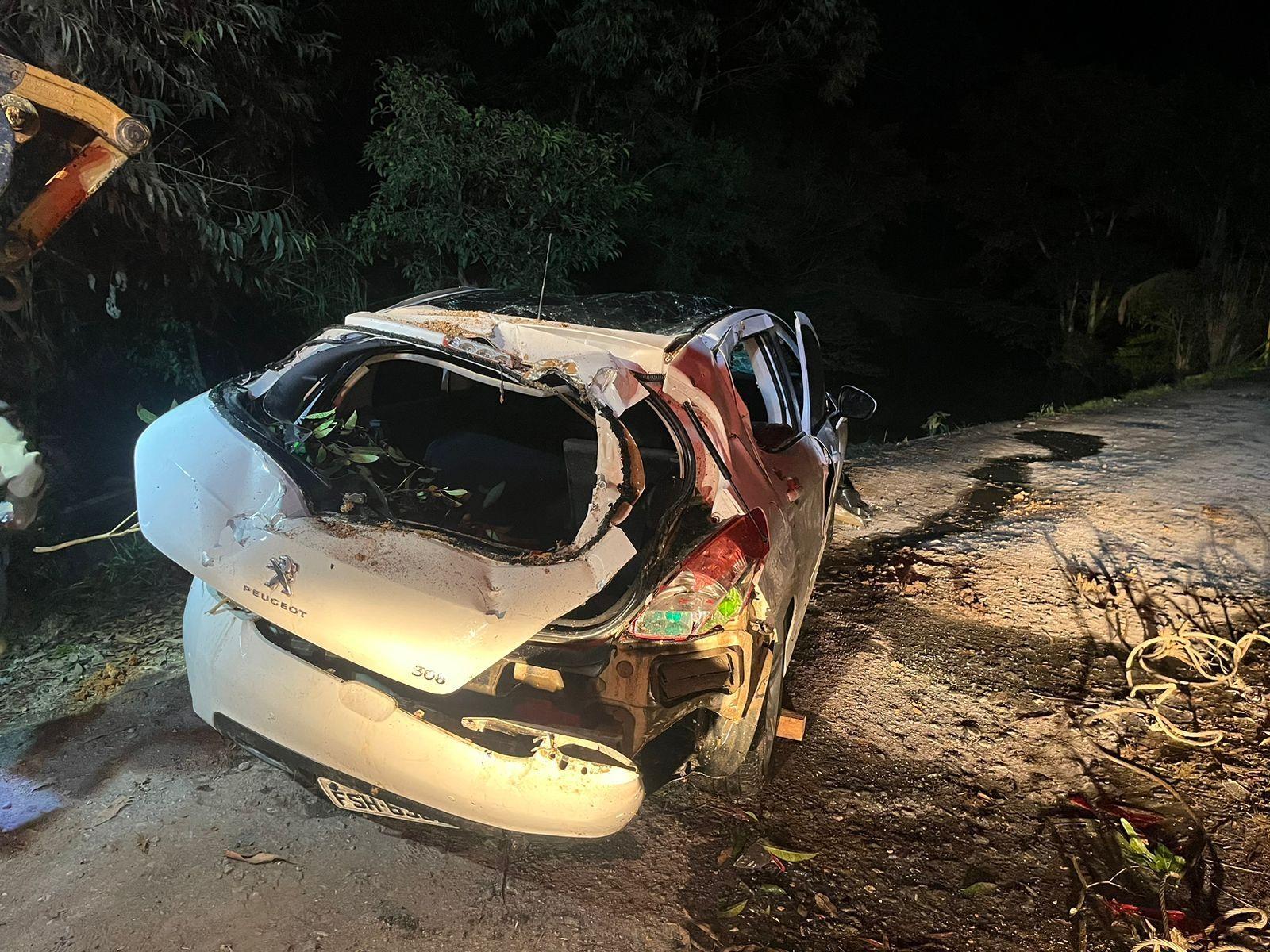Dois Petrolandenses morrem após carro cair no rio em Ituporanga