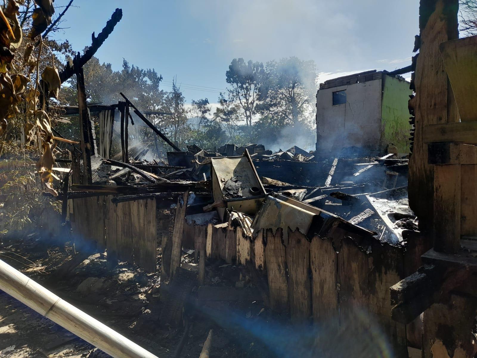Duas casas são completamente destruídas em incêndio em Rio do Sul