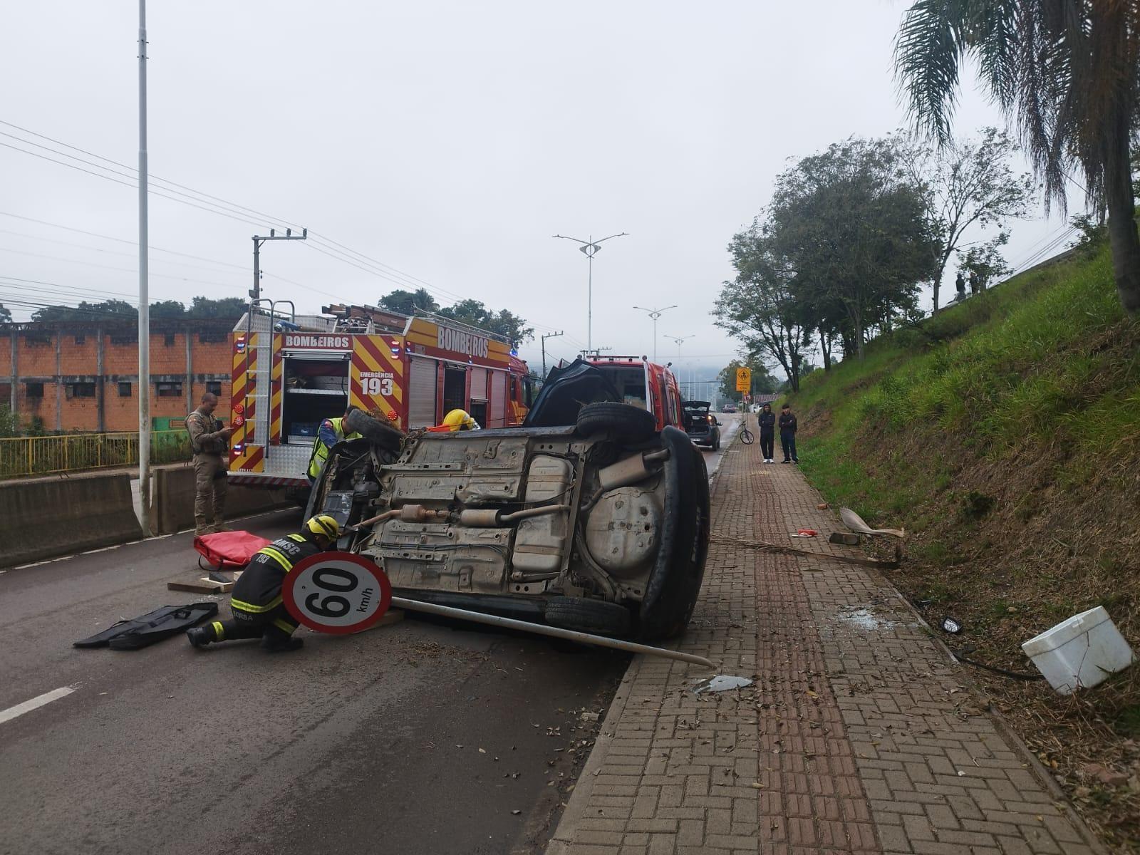 Duas pessoas ficam feridas após saída de pista seguida de capotamento