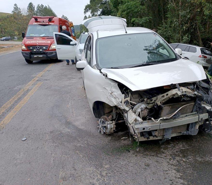 Duas pessoas ficam feridas em batida de frente na BR-470, em Trombudo Central