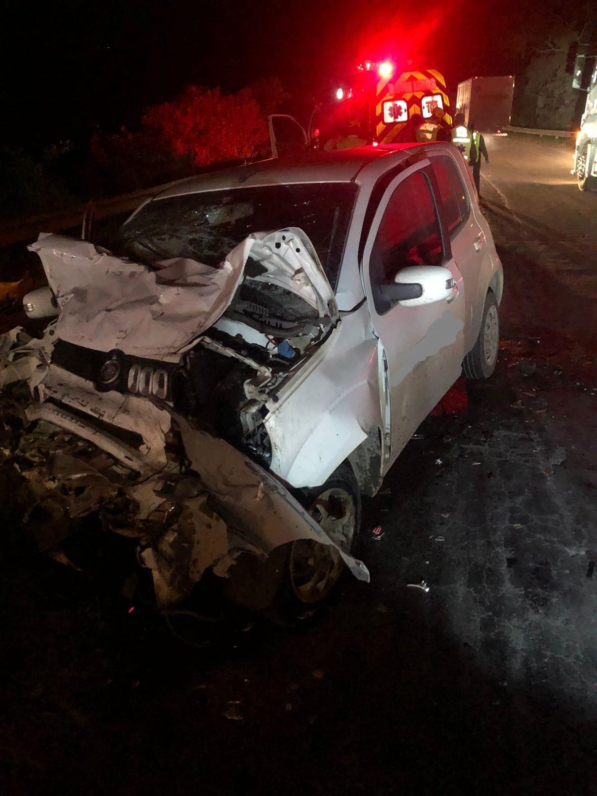Duas pessoas ficam feridas em colisão frontal na BR-470