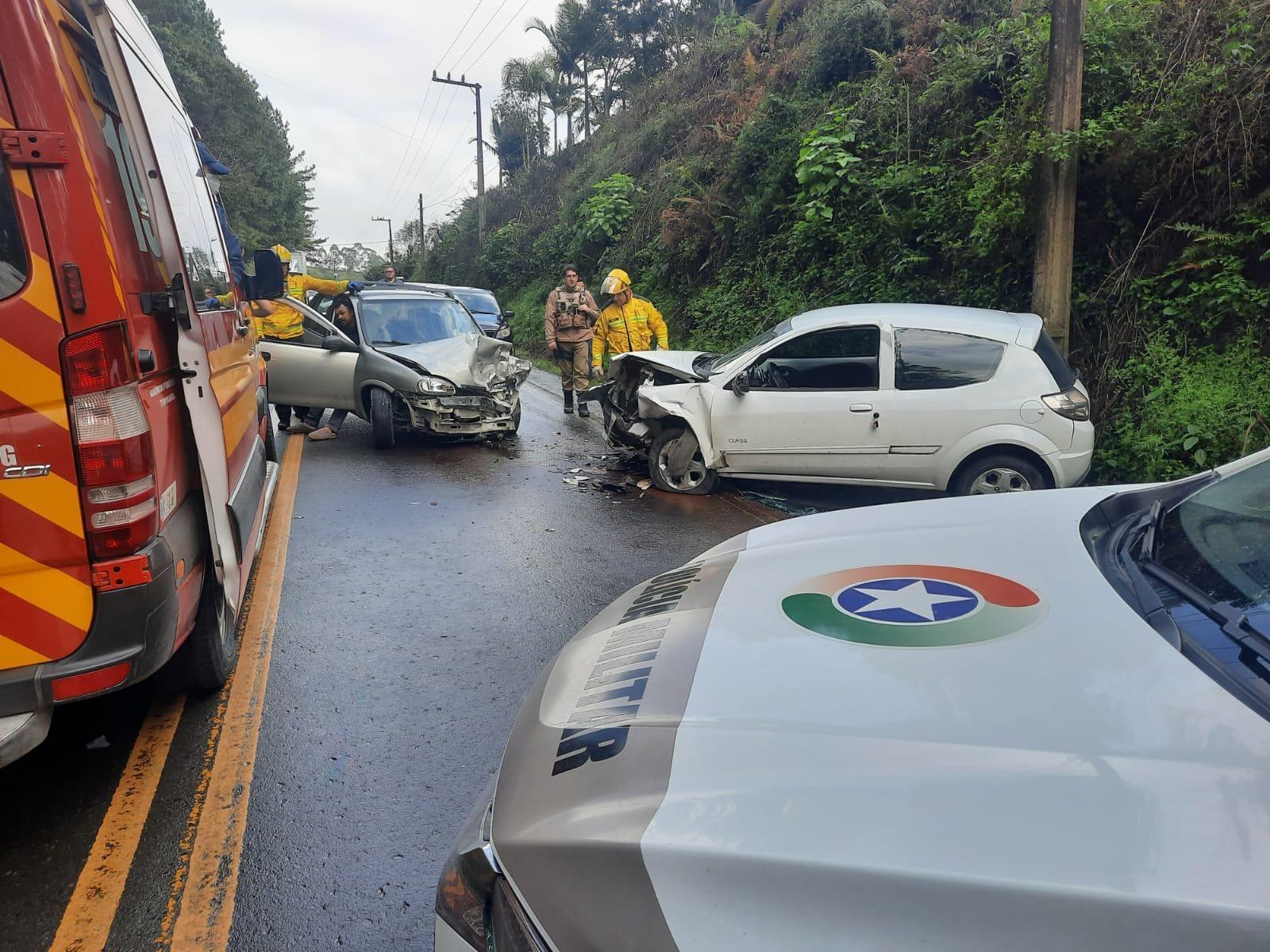 Duas pessoas ficam feridas em colisão frontal na SC-110 em Petrolândia