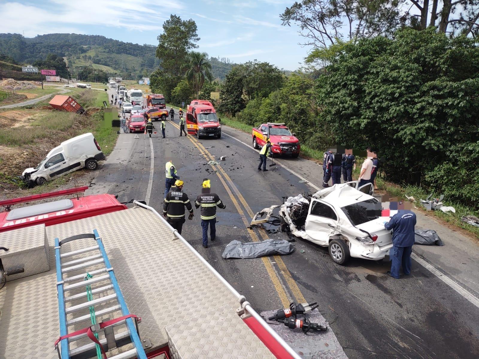 Duas pessoas perdem a vida em grave acidente na BR-470 no Alto Vale 